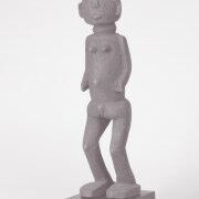 Неизвестный мастер. Мали или Нигерия (?). Обнаженная женская фигура (Обнаженная фигура стоящей женщины с согнутыми коленями)
